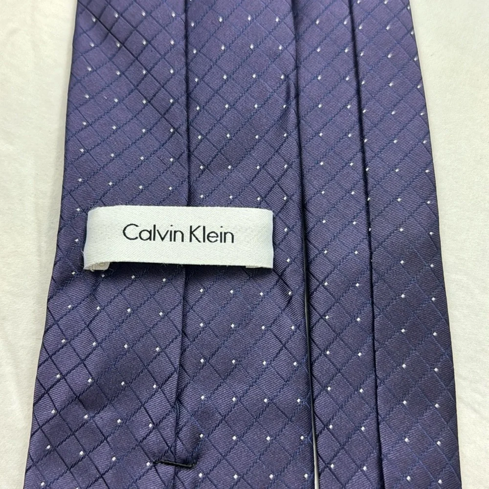 301. Calvin‎ Klein purple & black tie